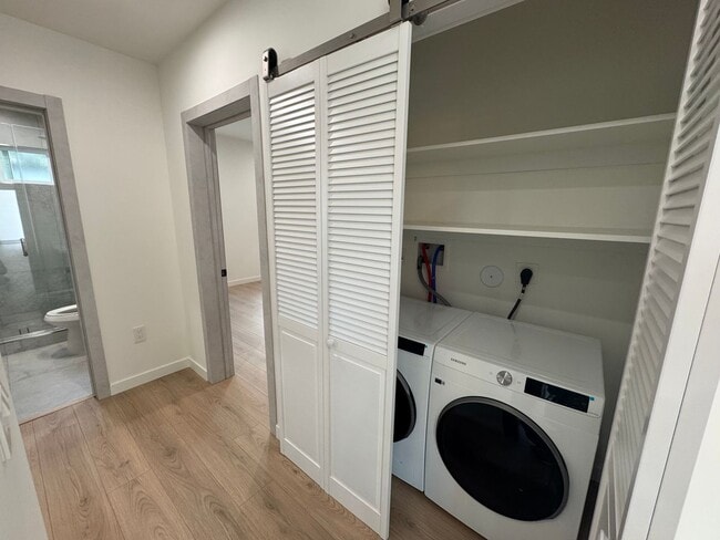 Building Photo - Spacious 1000 Sq. Ft. Single-Floor Back AD...