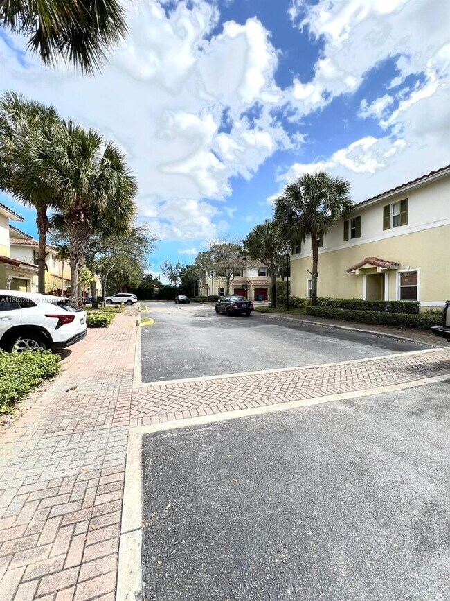 Building Photo - 2429 NW 31st Ct