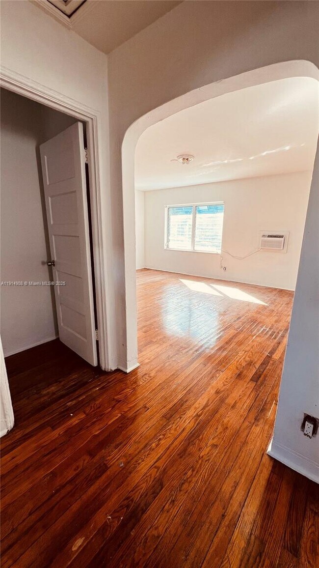 Building Photo - 1845 Bay Rd