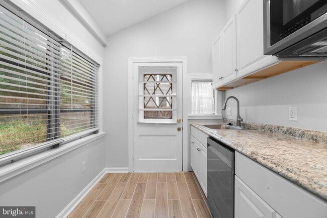 Building Photo - 715 Anderson Ave