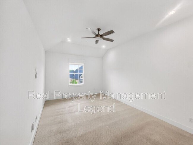 Building Photo - 809 Jamestown Ln