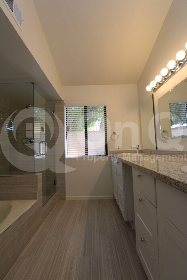 Building Photo - 55 E La Vieve Ln