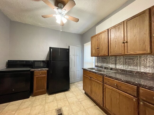 Building Photo - Spacious 1 Bed 1 Bath House