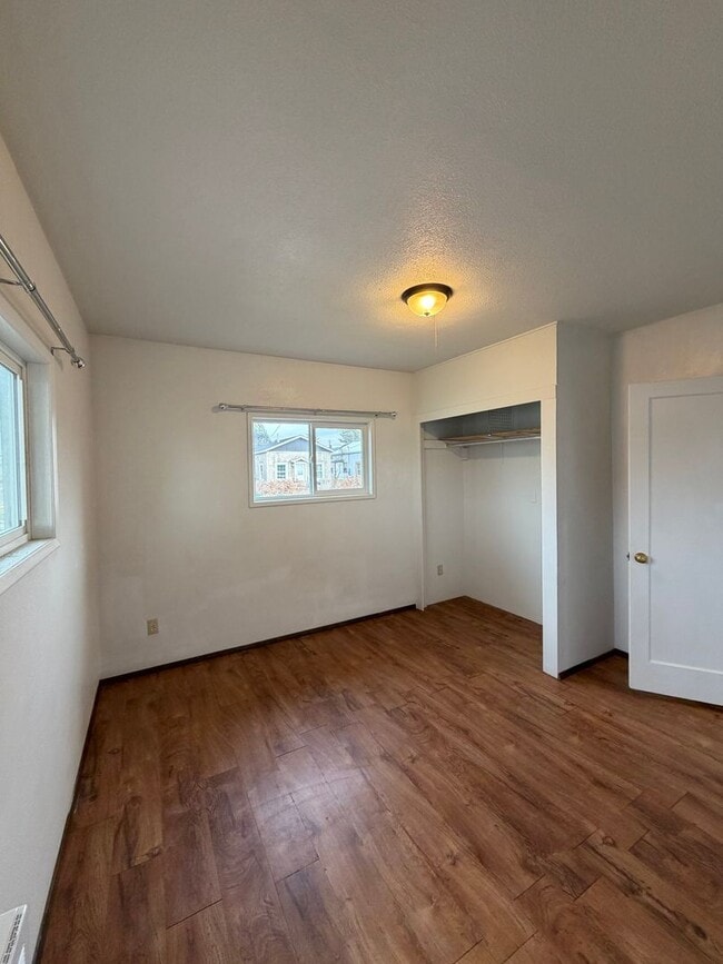 Building Photo - 7 minutes to Sky Lakes Medical Center and Oregon Tech ~Newly renovated 3 bedroom, 1 bath house wi...