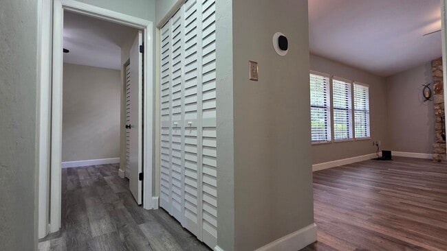 Building Photo - FOR RENT 2 bed 2 bath 1 car garage home.