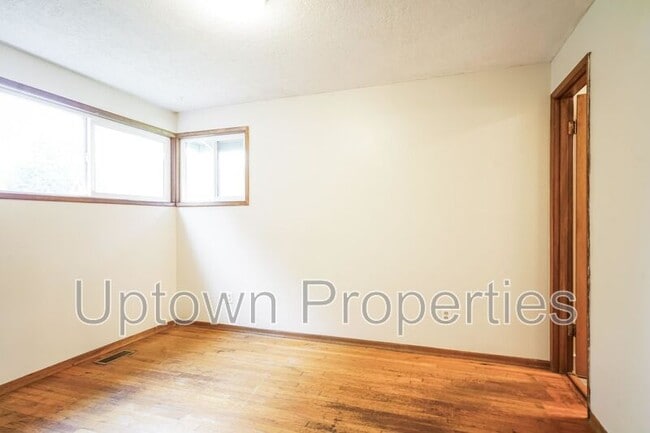 Building Photo - 9370 SW Killarney Ln