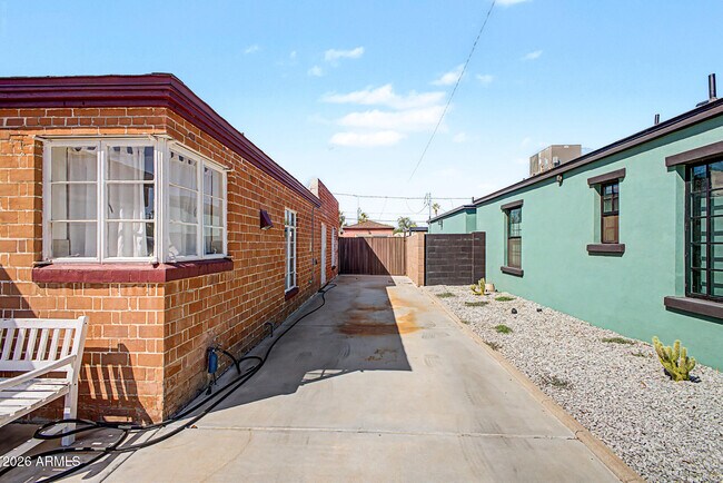 Building Photo - 1326 E Palm Ln
