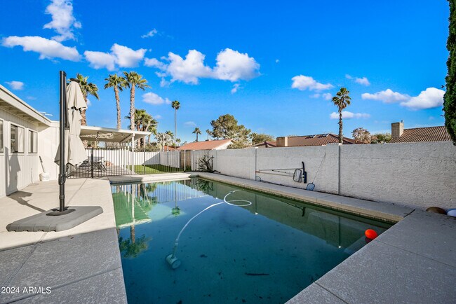 Building Photo - 1831 E La Jolla Dr