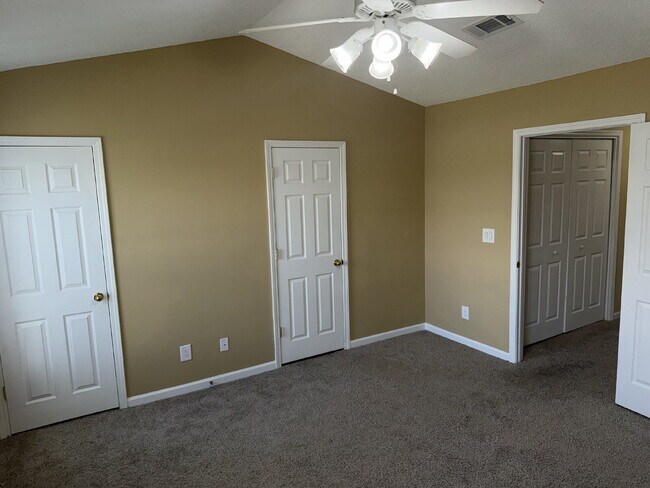 Building Photo - "Charming 3-Bedroom Townhouse in Crestview with Granite Countertops & 2.5 Baths!"