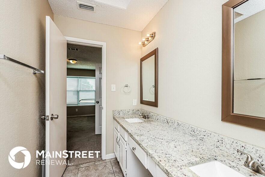 Building Photo - 1401 Del Rio Dr