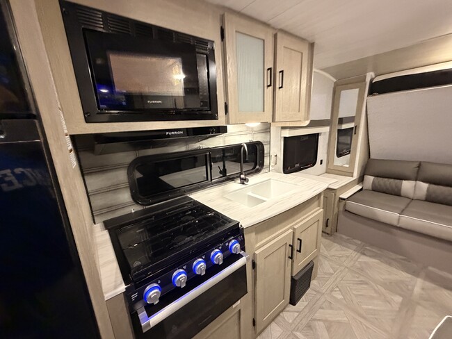 Building Photo - 4245 SW 20th St