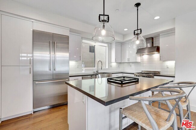 Building Photo - 1414 1/2 N Stanley Ave