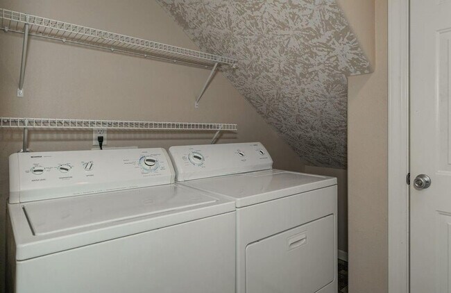 Building Photo - 4bd/2.5ba House with Washer/Dryer & Fully Fenced Yard!