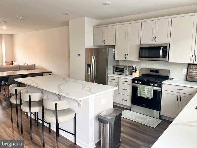 Building Photo - 236 Mainstream Dr