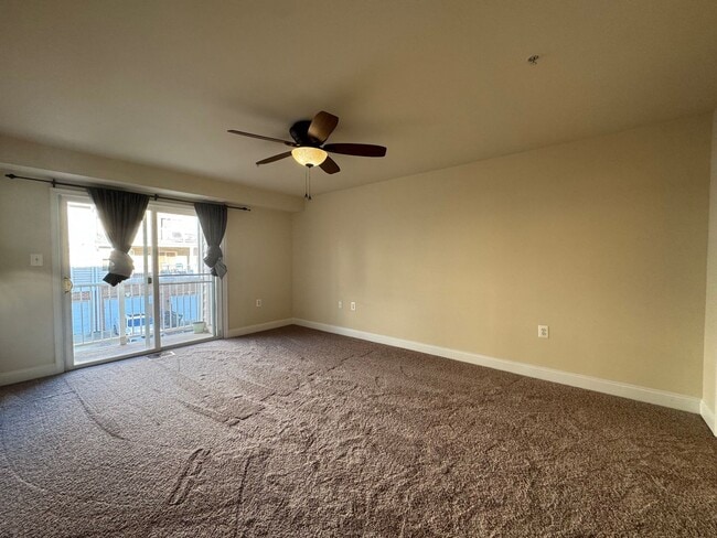 Building Photo - Fantastic 2 Bed 2.5 Bath Interior Townhome...