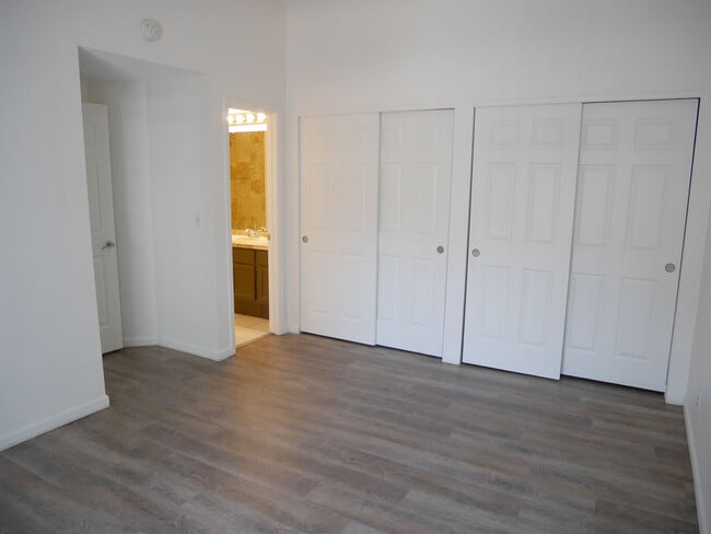 Building Photo - 5555 E Briarwood Ave