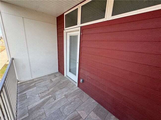 Building Photo - 1636 S Razorback Rd