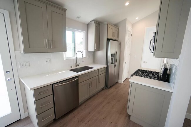 Building Photo - 325 N La Fayette Park Pl