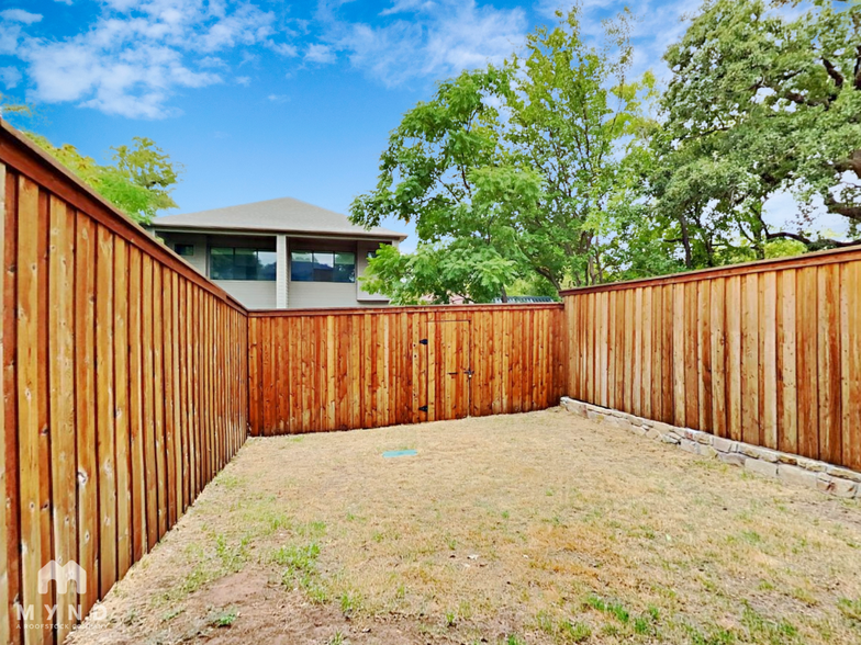 Building Photo - 2345 Vagas St