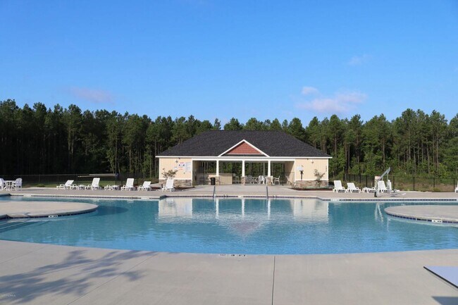 Building Photo - Large 4 Bedroom Home in Towne Pointe! Showings Coming Soon!!!