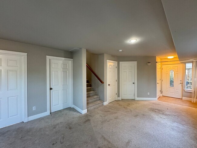 Building Photo - 150 W Florentia St