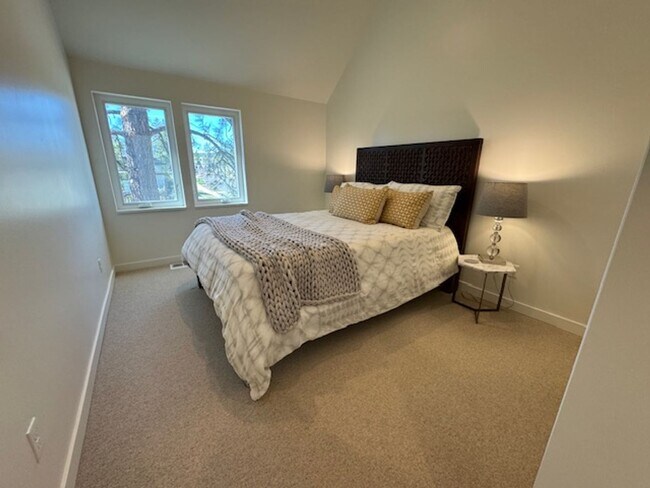 Building Photo - Gorgeous new home in Discovery West