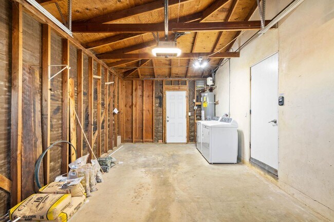 Building Photo - 765 Elkwood Ave