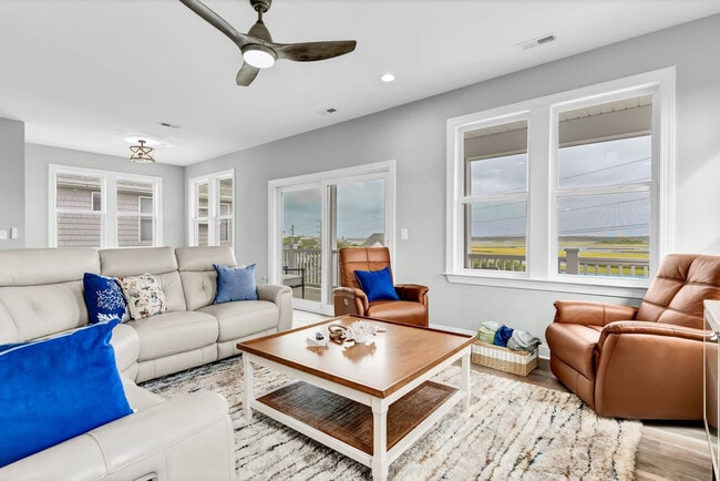Building Photo - 822 S Topsail Dr