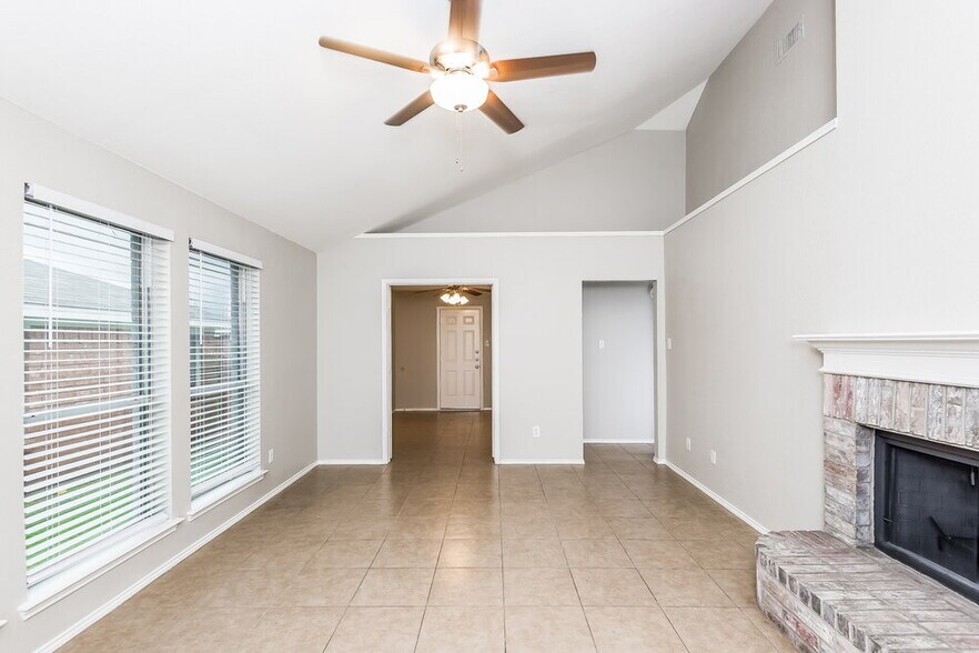 Building Photo - 2500 Ensenada Ln