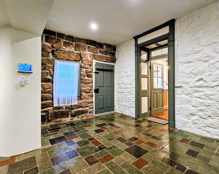 Building Photo - 105 S Windy Mansion Rd