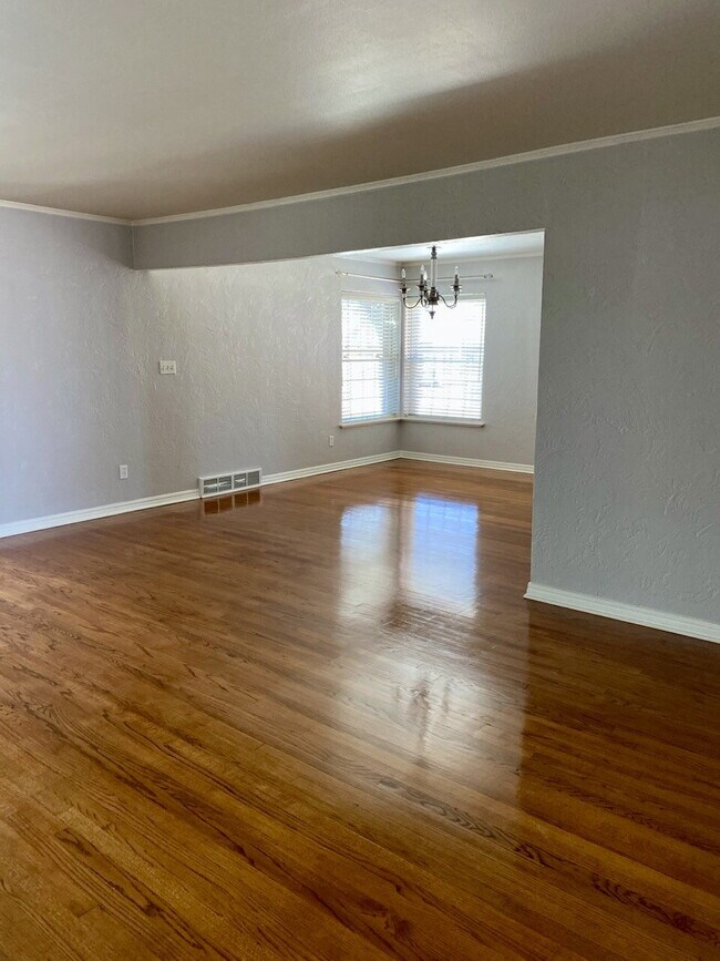 Building Photo - Charming 2 Bed, 2 Bath in Highly Sought-Af...