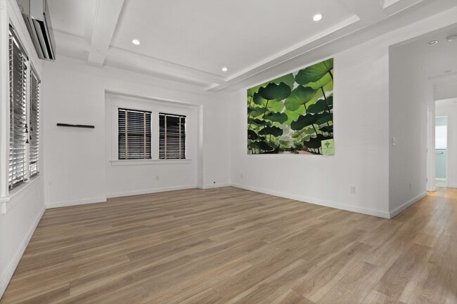 Building Photo - This spacious 1 bedroom, 1 bathroom apartm...