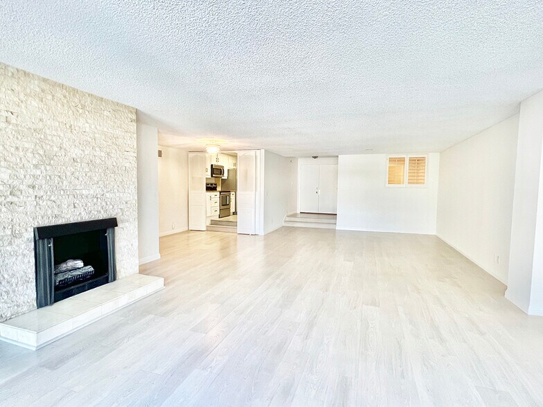 open floor plan - 441 N Oakhurst Dr