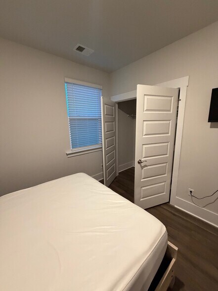 Building Photo - 5093 Roundhead Dr