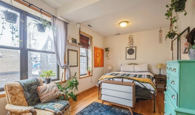 Building Photo - Bright 2 Bed 2 Bath in the Ukranian Village area