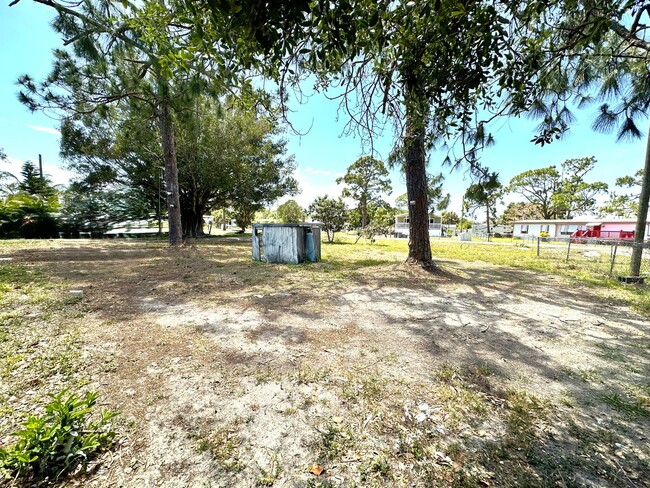 Building Photo - 1/1 IN N. FT. MYERS ALL UTILITIES INCLUDED...