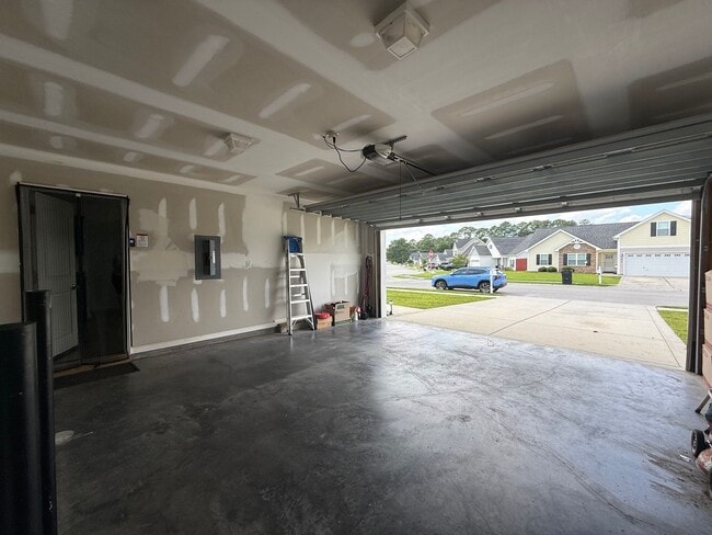 Building Photo - Absolutely Adorable!