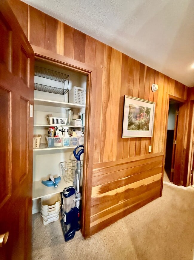 Building Photo - Furnished 3BD/2BA Near Eagle Lodge | Sunny Deck | Wood-Burning Fireplace | Garage