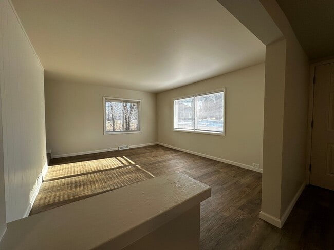 Building Photo - Recently Renovated 3 Bedroom 1 Bath Single...