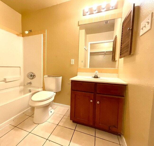 Building Photo - **MOVE IN SPECIAL** Convenient & Low-Maintenance Living Near St. Mary’s University!