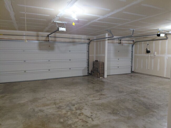 Building Photo - 4/2/3 located within 3 miles of Weatherford High School