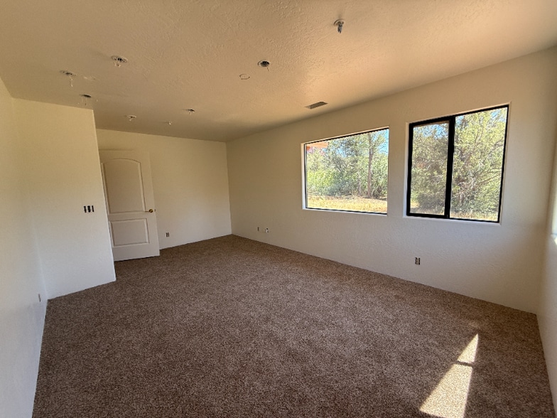 Building Photo - 55 Sunset Ln