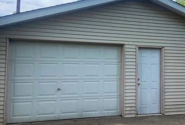 1 car oversized garage - 1909 Menard Dr