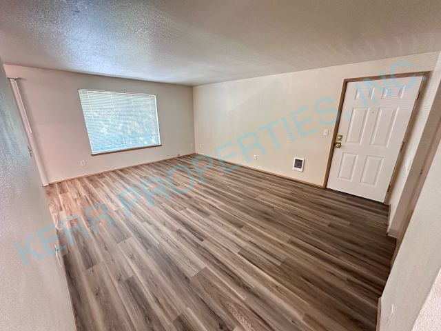 Building Photo - Charming 2-Bedroom Multiplex in Portland with Cozy 862 Sq Ft Layout - Perfect for Urban Living!