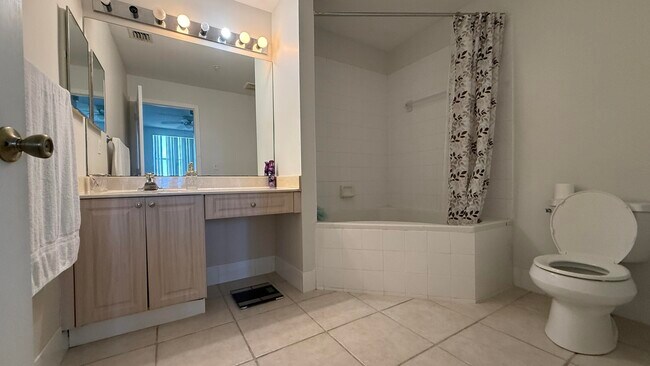 Building Photo - 2060 Greenview Shores Blvd