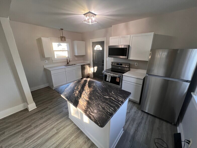 Building Photo - 1410 Center St