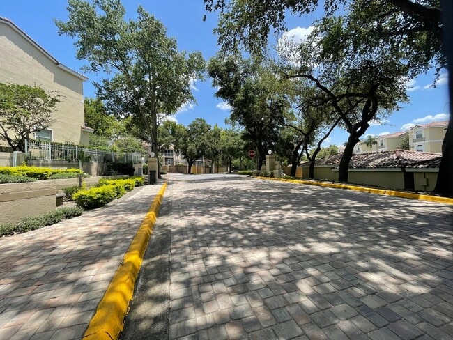 Building Photo - Renovated 2 Bedroom, 2 Bath First Floor in...