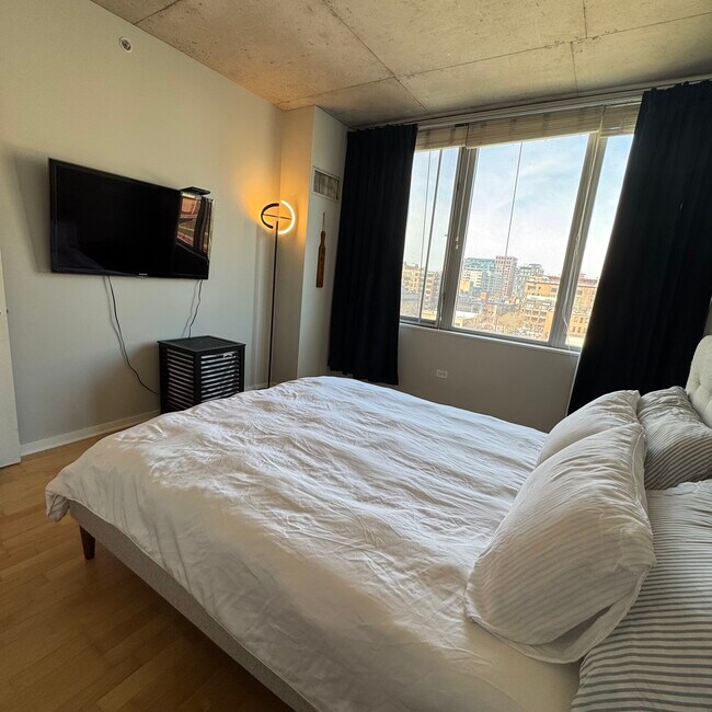 Building Photo - 659 W Randolph St