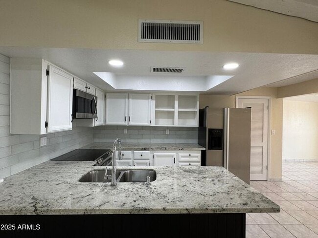 Building Photo - 5502 W Frier Dr