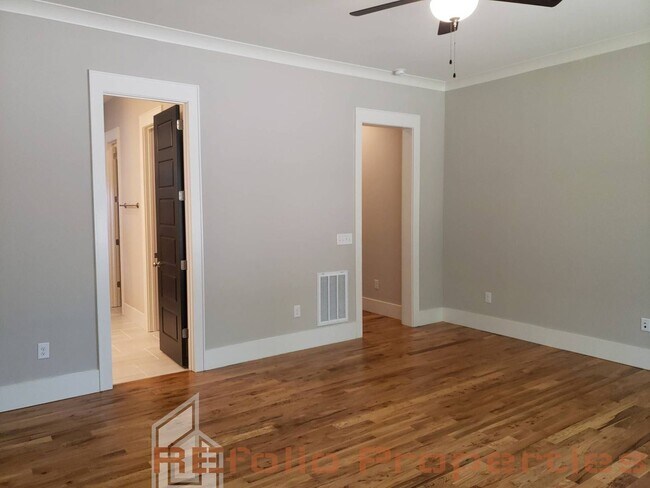 Building Photo - 413 Ancient Oaks Dr